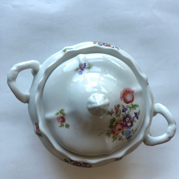 Huguenot Fine China Food Holder with Lid - Picture 12 of 12